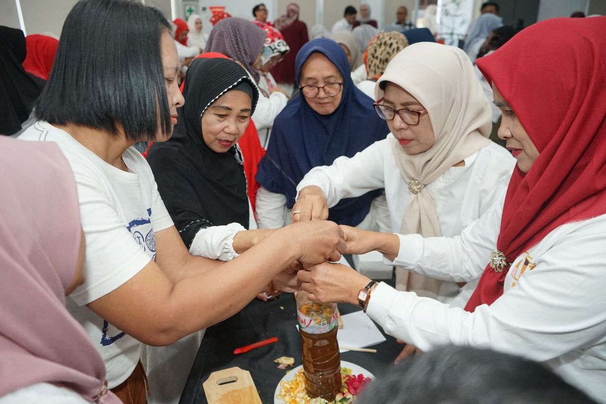 Warga di sekitar tempat penginapan Gas Inn, Bandung, mengikuti sesi pelatihan mengelola bank sampah dari Pertiwi SHG, salah satu komunitas PGN beranggotakan pekerja dan manajemen wanita berbagai level di PGN Group.