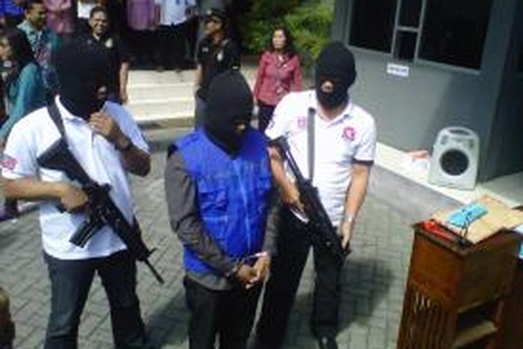 Kurir narkoba yang tertangkap saat akan menyelundupkan sabu-sabu lewat bandara Adi Sucipto Yogyakarta pada 8 November 2013 lalu