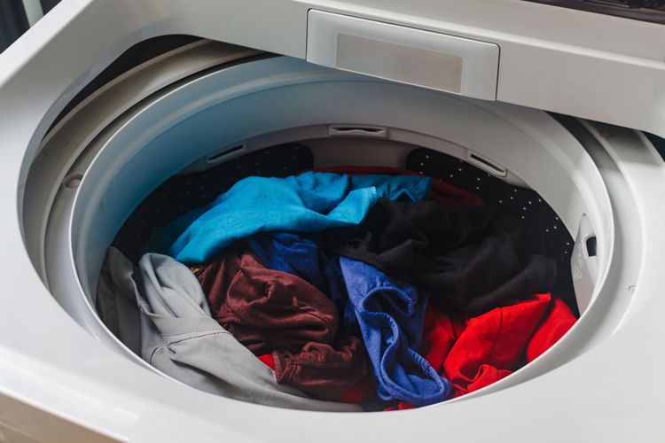 Ilustrasi mencuci pakaian dalam dengan mesin cuci.