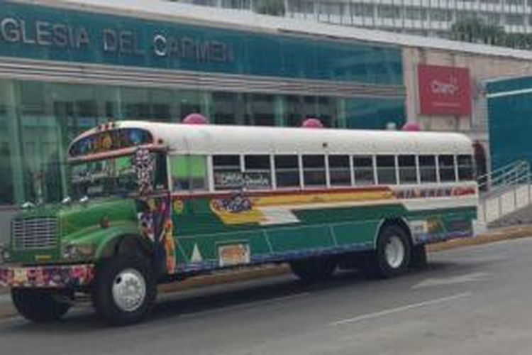 Diablo rojo merupakan bus sekolah bekas yang didatangkan dari Amerika Serikat. Di Panama, badan bus ini kemudian digambar dengan bermacam lukisan dengan warna yang menarik. 