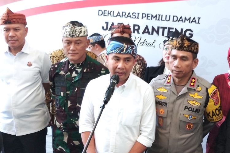 Pj Gubernur Jabar, Bey Machmudin memberikan keterangan kepada awak media usai acara deklarasik Jabar Anteng di Gedung Merdeka, Jalan Asia-Afrika, Kota Bandung, Sabtu (18/11/2023).