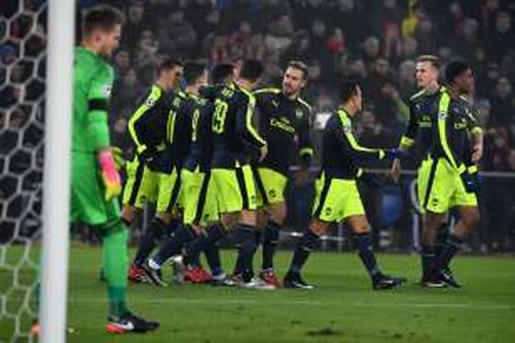 Para pemain Arsenal merayakan gol Lucas Perez ke gawang FC Basel pada partai fase grup Liga Champions di St. Jacob-Park, Selasa (6/12/2016).