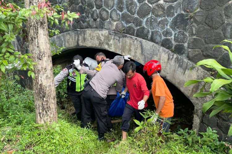 EVAKUASI--Aparat Polsek Ngadirojo mengevakuasi sosok mayat pria tak dikenal di kolong jembatan di Dusun Sidokriyo, Desa Kerjo Lor , Kecamatan Ngadirojo, Kabupaten Wonogiri, Jawa Tengah, Sabtu (9/4/2022