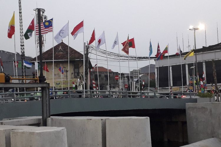 Deretan bendera negara peserta Asian Games terpasang di kawasan Kali Besar, Jakarta Barat, Rabu (18/7/2018).