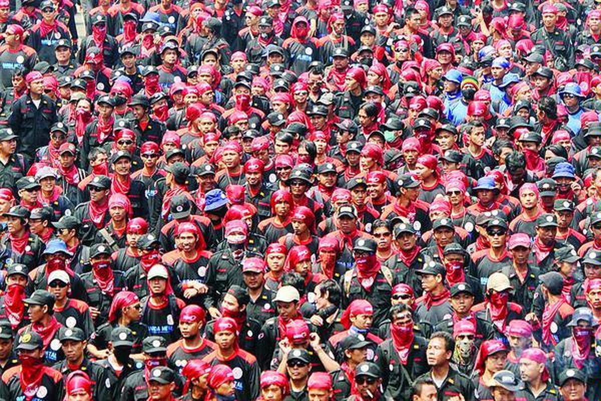 Ribuan buruh berjalan dari Kementerian Kesehatan menuju Kementerian Tenaga Kerja dan Transmigrasi, Jakarta, Kamis (27/9). Mereka, antara lain, menuntut adanya jaminan sosial dan penghapusan sistem kerja alih daya serta menolak upah murah. Berita di halaman 27