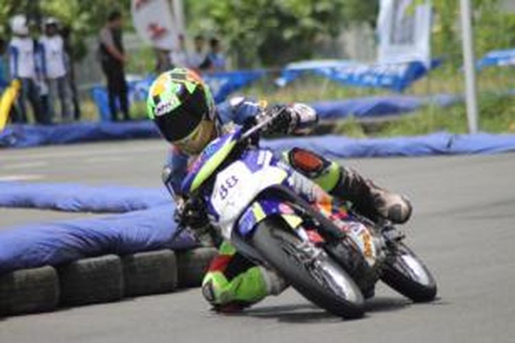 Pebalap Yamaha, Tommy Richard Orlando, saat berlaga pada Yamaha Cup Race II di Aceh, Minggu (24/5/2015).