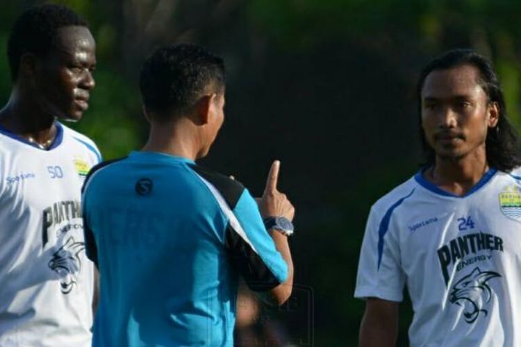 Eric Weeks dan Hariono menjalani latihan terakhir Persib Bandung jelang lawan PSM Makassar, Minggu (5/2/2017). 