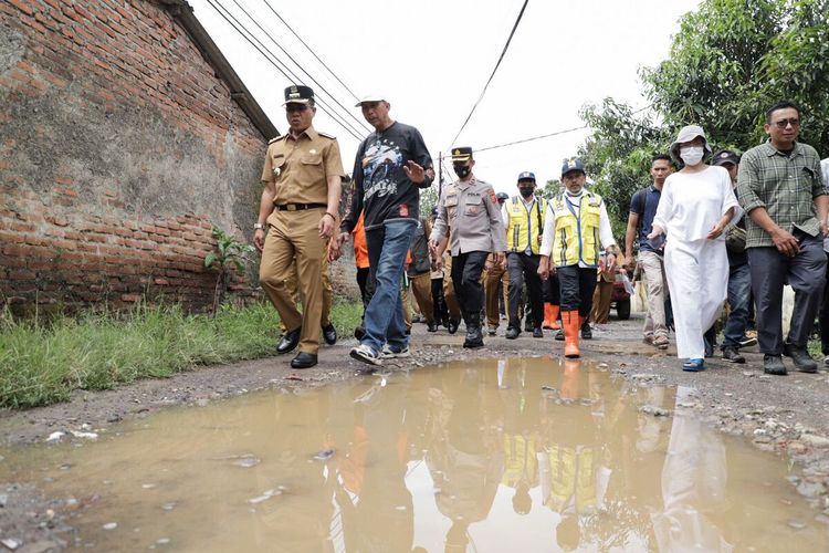 Warga Komplek Asrama Polisi Desa Cibiru Hilir keluhkan banjir yang kerap melanda sejak 1996, Bupati Bandung Dadang Supriatna siapkan solusi dengan program pentahelix.