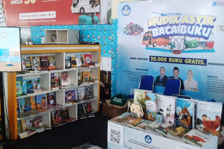 Gerai baca dalam program Mudik Asyik Baca Buku 2025 yang digelar oleh Badan Bahasa di Terminal Terpadu Pulo Gebang, Jakarta Timur, pada 26-27 Maret 2025.