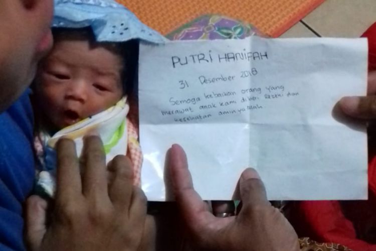 WARGA menunjukkan bayi malang dan sepucuk surat yang ditinggalkan orang tuanya di sebuah kandang sapi di Cikeruh, Jatinangor, Sumedang, Jawa Barat, Rabu (2/1/2019) malam sekitar jam 21.00 WIB.