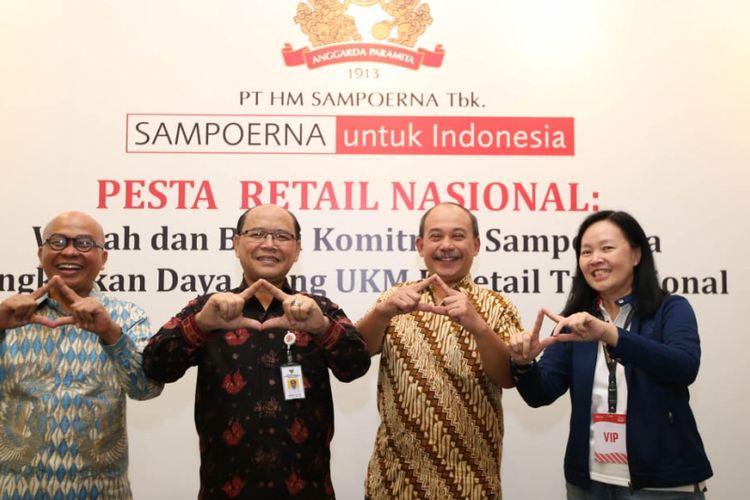 Wardoyo selaku Sekretaris Deputi Bidang Restrukturisasi Usaha Kementerian Koperasi dan Usaha Kecil dan Menengah Republik Indonesia, dan Agung Pambudhi selaku Direktur APINDO Research Insitute dan Henny Susanto selaku Kepala Urusan Komersial & Pengembangan Bisnis PT HM Sampoerna Tbk di Pesta Retail Nasional yang diselenggarakan Sampoerna di Serpong, Kamis (22/11/2018).