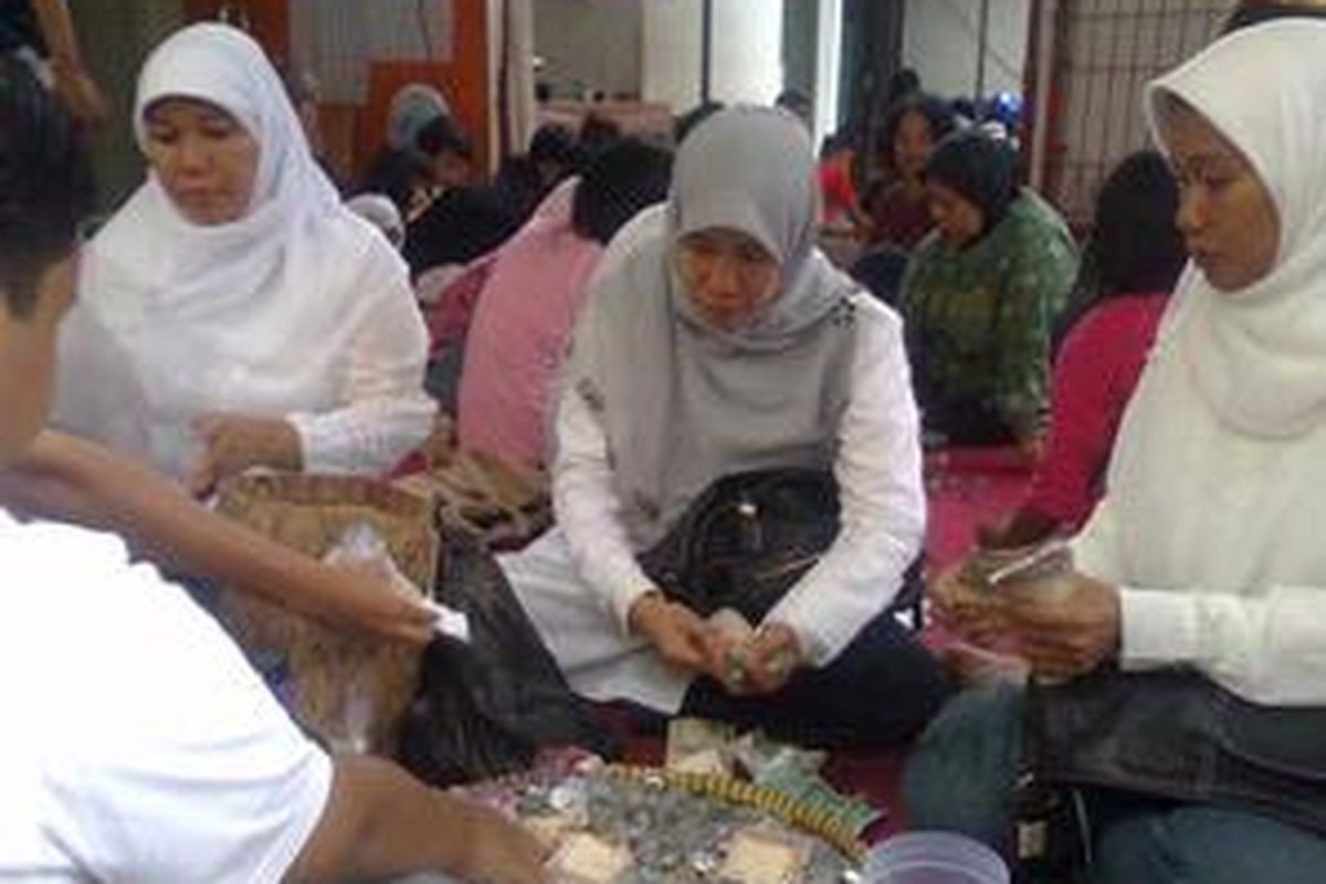 Ilustrasi: Keluarga Prita Mulyasari ikut menghitung koin. 