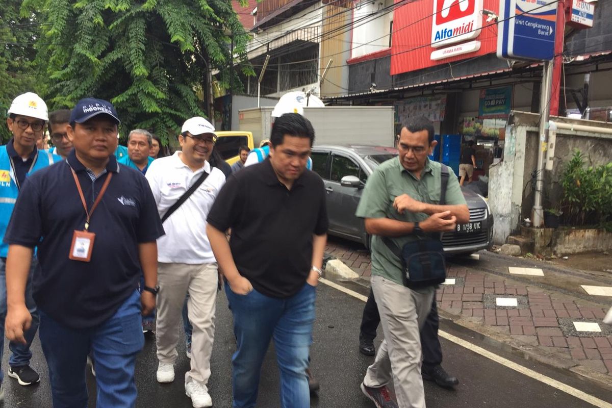 Menteri BUMN Erick Thohir saat meninjau Posko Banjir BUMN di Cengkareng, Jakarta Barat, Minggu (5/1/2020).