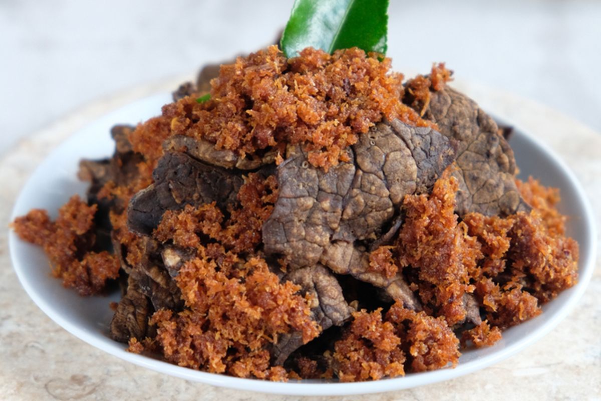 Ilustrasi rendang paru kering khas Padang. 