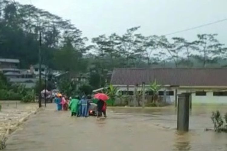 Banjir, longsor dan angin kencang melanda sejumlah wilayah di Kabupaten Purbalingga, Jawa Tengah, Selasa (31/1/2023).