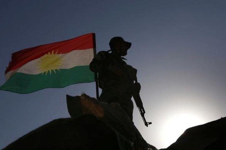 Seorang prajurit Peshmerga berjaga di sebuah desa di dekat kota Bashiqa, sebelah timur Mosul.