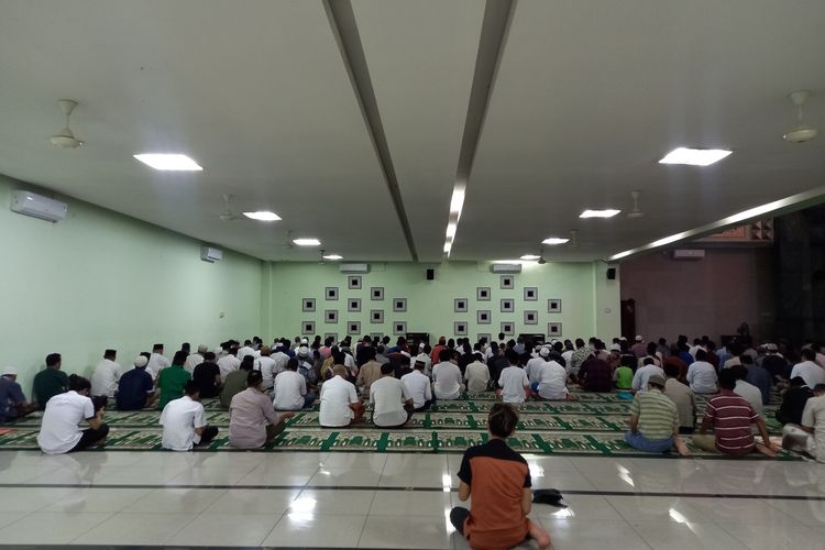 Suasana shalat tarawih perdana tanpa jaga jarak di Masjid Agung Al-Araaf Rangkasbitung, Sabtu (2/4/2022).