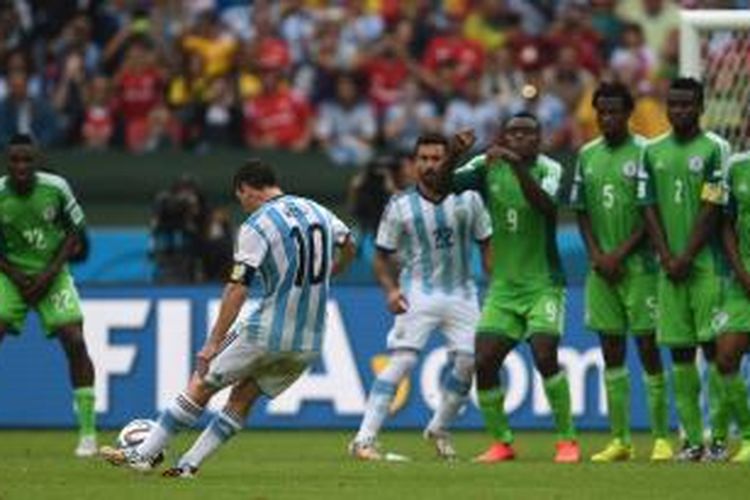 Striker Argentina, Lionel Messi, saat mengeksekusi tendangan bebas yang berujung gol ke gawang Nigeria pada pertandingan terakhir Grup F Piala Dunia 2014 di Estadio Beira-Rio, Rabu (25/6/2014).
