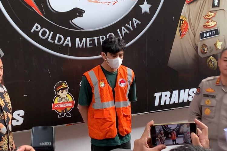 Artis peran Revaldo Fifaldi yang mengenakan rompi tahanan berwarna orange, di Polda Metro Jaya, Jakarta Pusat, Jumat (13/1/2023).