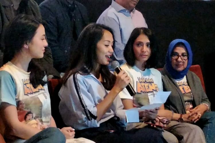 Adriana Bustami, istri Augie Fantinus Bacakan surat suamuinya usai press screening film Lagi Lagi Ateng di XXI Epicentrum, Kuningan, Jakarta Selatan, Senin (7/1/2019). 