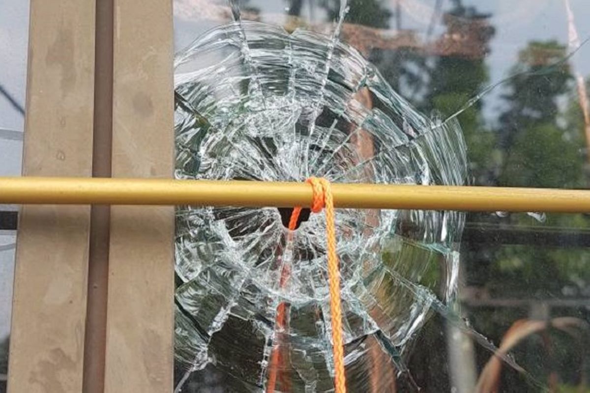 Lubang di kaca rumah Ketua Fraksi Partai Keadilan Sejahtera (PKS) DPR RI Jazuli Juwaini. Lubang itu diduga akibat penembakan pada Selasa (2/5/2017) lalu. Motif penembakan itu sedang didalami polisi. 