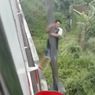 Video Viral Pria di Bogor Bergelantungan di Tiang Jembatan Jalur Rel Kereta Api