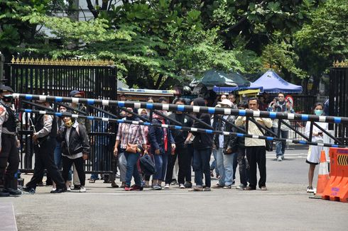 Orangtua Pedemo Datangi Markas Polisi, Minta Anaknya Dikembalikan: Anak Saya Masih SMP...