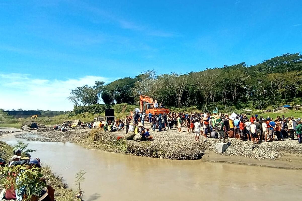 Lebih dari seratus warga menggeruduk lokasi penambangan pasir Kali Putih, Desa Sumberagung, Kecamatan Gandusari, Kabupaten Blitar, Kamis (13/3/2025)