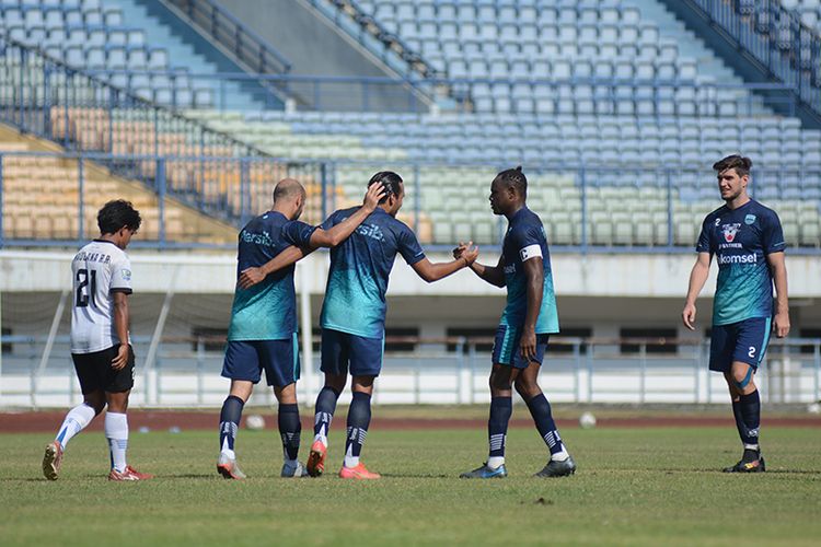 Para pemain Persib Bandung merayakan gol ke gawang Persib U-20 dalam uji tanding yang berlangsung di Stadion GBLA, Sabtu (28/8/2021).