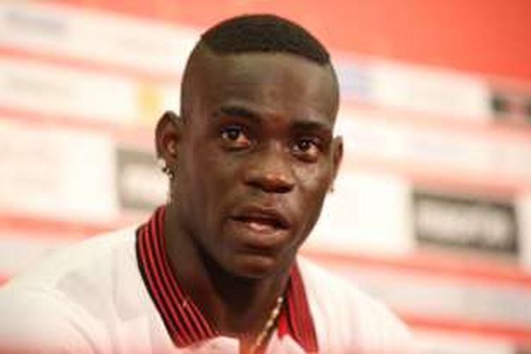 Mario Balotelli diperkenalkan sebagai pemain baru OGC Nice, Jumat (2/9/2016).