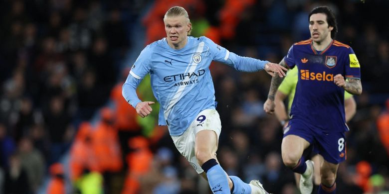 Erling Haaland berlari membawa bola dalam pertandingan sepak bola Liga Inggris antara Manchester City vs Newcastle di Stadion Etihad di Manchester, barat laut Inggris, pada 21 Februari 2026. (Foto oleh Darren Staples / AFP) 