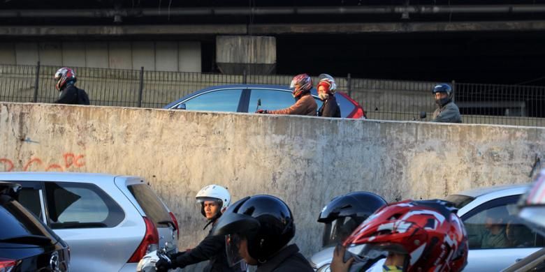 Sepeda motor melintasi tol Jakarta Outer Ring Road (JORR) tanpa transaksi atau gratis di kawasan Cilandak, Jakarta Selatan, Selasa (4/8/2015).