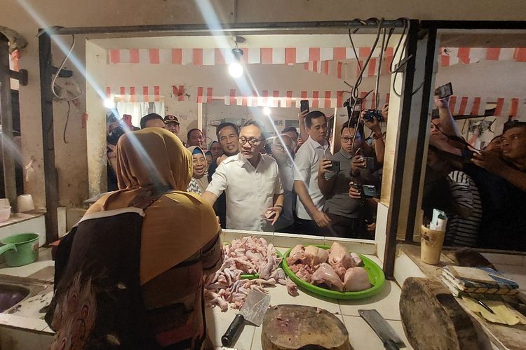 Menteri Perdagangan Zulkifli Hasan meninjau harga daging ayam di Pasar Bandarjo Kabupaten Semarang