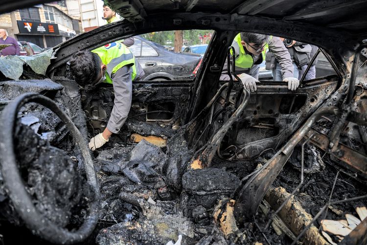 Mobil yang meledak di dekat gedung lokasi tewasnya wakil pemimpin Hamas, Saleh Al Arouri, di Beirut, Lebanon, Selasa (2/1/2024).