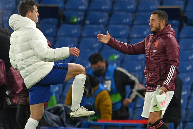 Penyerang Real Madrid, Eden Hazard (kanan), bersalaman dengan bek Chelsea, Cesar Azpilicueta, setelah pertandingan leg kedua semifinal Liga Champions di Stamford Bridge, Chelsea, Rabu (5/5/2021).