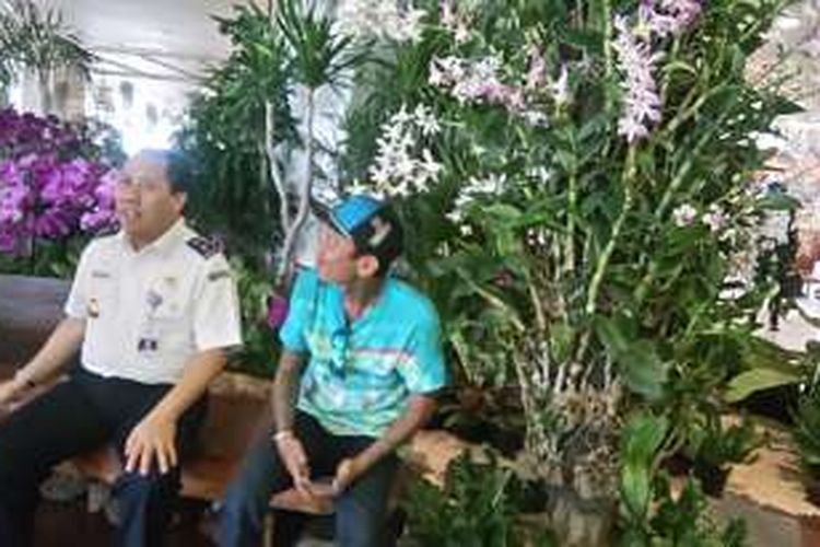 Sekjen Kementerian Perhubungan, Sugiardjo menikmati Taman Anggrek di ruang tunggu Bandara Ngurah Rai, Bali, bersama salah satu penumpang, Minggu (17/7/2016).