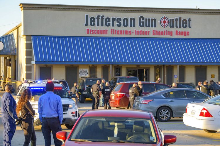 Para pengamat bereaksi di lokasi penembakan beberapa kematian di Jefferson Gun Outlet di Metairie, Louisiana, AS, Sabtu (20/2/2021). Seorang tersangka menembak mati dua orang di sebuah toko senjata itu pada Sabtu sore, dan penembak juga tewas dalam tembakan ketika yang lain melibatkan tersangka baik di dalam maupun di luar outlet, kata pihak berwenang.
