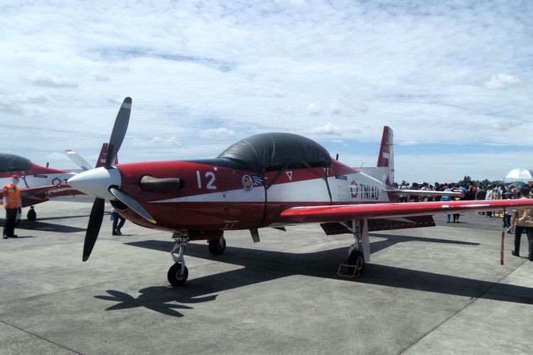 Dalam setiap aksinya, Jupiter Aerobatic Team menggunakan pesawat latih KT-1B Woong Bee buatan Korea Selatan yang dicat dengan warna merah dan putih. 