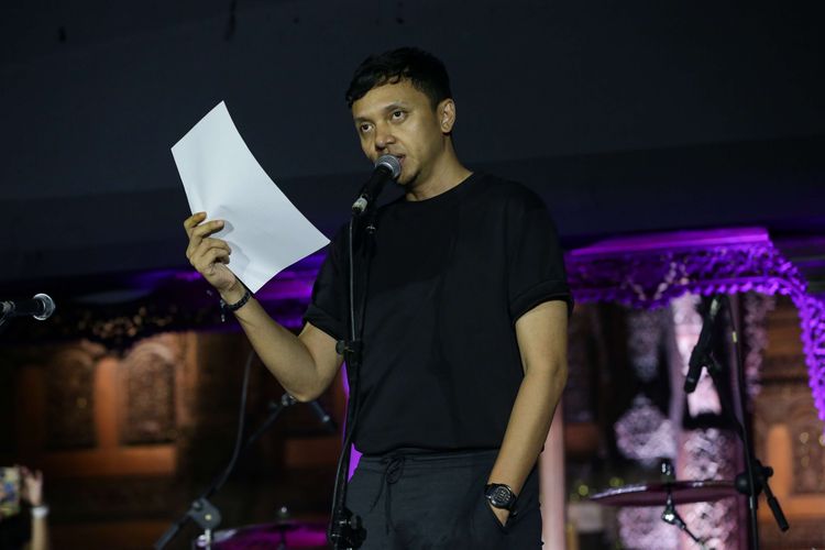 Gitaris Iga Massardi tampil membacakan puisi dalam acara Gitaris Untuk Negeri: Donasi Gempa Cianjur di Bentara Budaya Jakarta, Rabu (7/12/2022). Sebanyak 59 musisi menyajikan musik kolaborasi di atas panggung konser amal untuk korban gempa Cianjur secara sukarela.