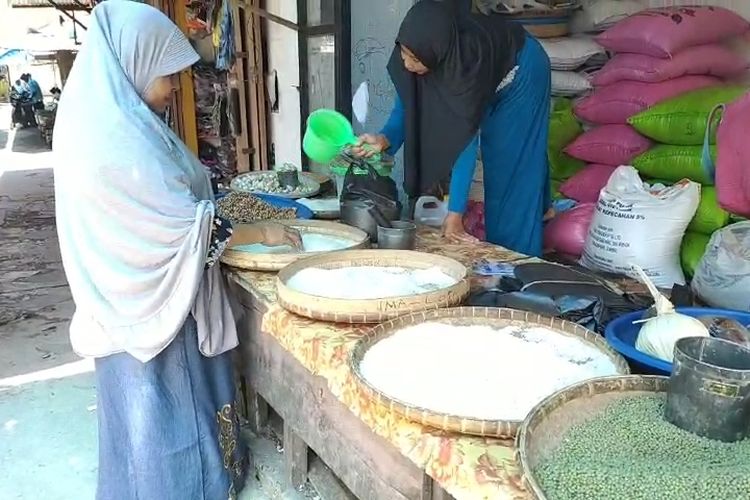 Harga beras premium yang dijual di pasar tradisional wangiwangi Wakatobi mengalami kenaikan. Saat ini beras premium yang dijual di pasar seharga Rp 850.000 per karung isi 50 kilogram (Kg.