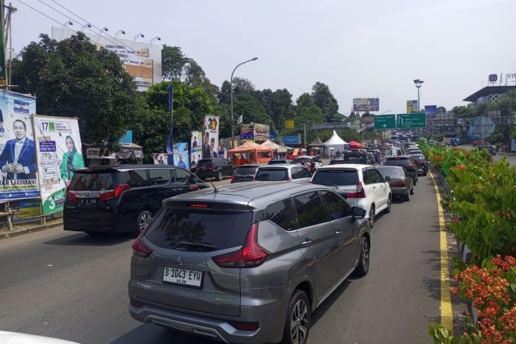 Situasi kepadatan arus kendaraan di jalur Puncak, Bogor, Jawa Barat, Sabtu (23/12/2023). (Kompas.com/Afdhalul Iksan).