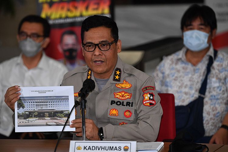 Indonesian National Police spokesman Inspector General Argo Juwono at a press conference (28/10/2020)