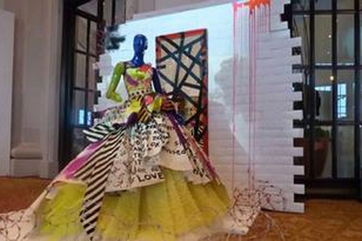 Instalasi fashion karya Adesagi Kierana ditampilkan di pameran seni rupa kontemporer, PMR Cube, Jakarta.