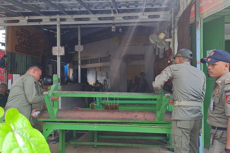 Warung Bakso Remaja Gading yang berlokasi di Jalan Veteran, Kelurahan Joyosuran, Kecamatan Pasar Kliwon, Kota Solo, terkait dugaan menggunakan bahan non-halal, ditutup sementara oleh Satpol-PP Solo, pada Senin (3/11/2025).
