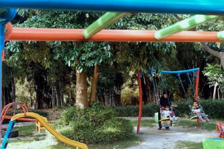 Warga menikmati suasana Taman Harmoni yang dibangun di lahan bekas tempat pembuangan sampah di Kota Surabaya, Kamis (6/10). Selain untuk keindahan dan paru-paru kota, Pemerintah Kota Surabaya membangun banyak taman juga untuk tempat warga berinteraksi sosial.