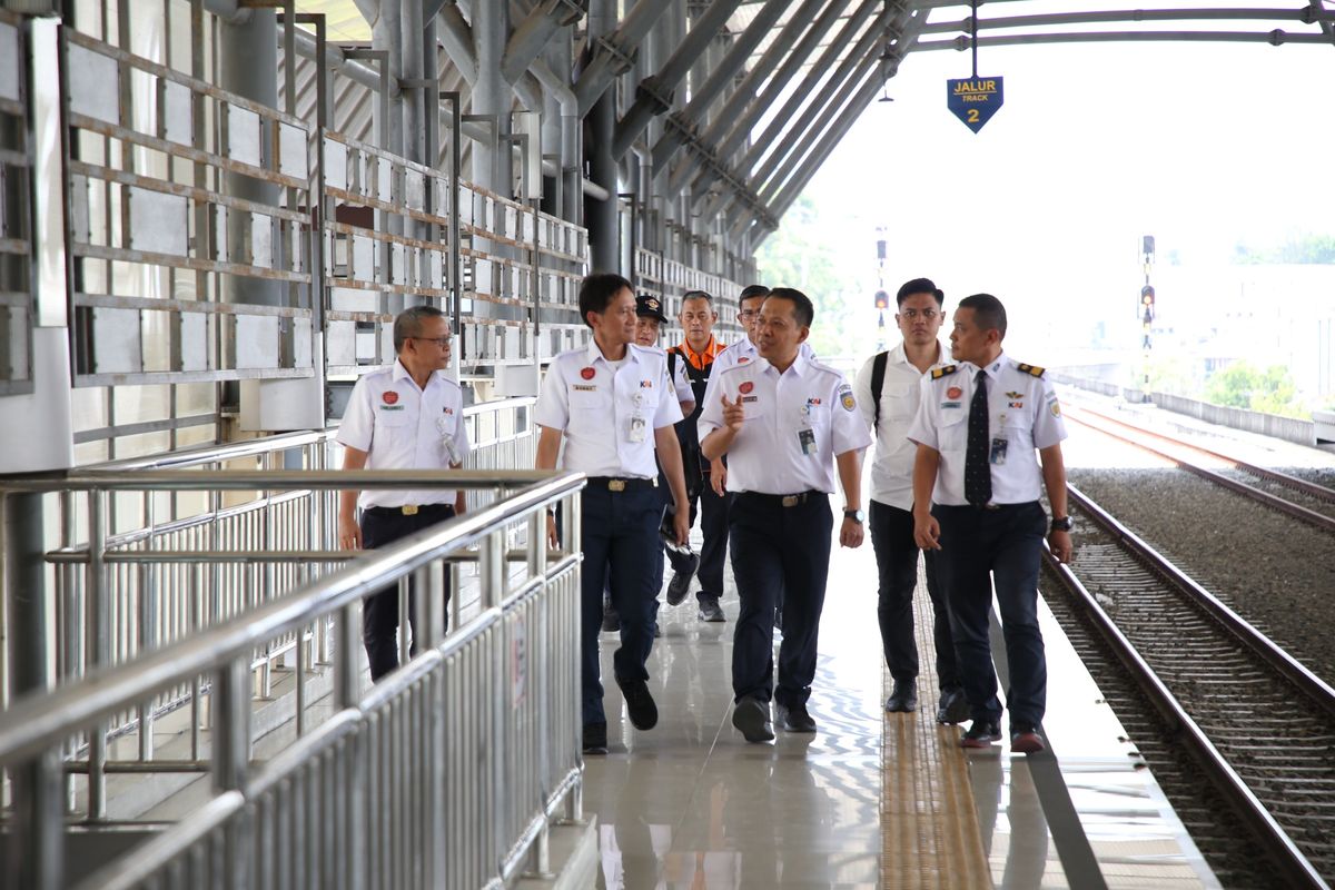 Direktur Utama KAI Bobby Rasyidin melakukan peninjauan ke wilayah Divre I Sumatra Utara (23/3.2026) yang difokuskan di Stasiun Medan sebagai salah satu simpul utama mobilitas pelanggan.

