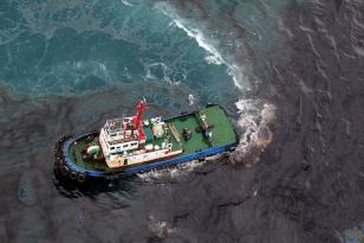 Dalam foto yang diambil Sabtu (27/7/2013) ini, terlihat sebuah kapal pembersih sedang berupaya menyingkirkan minyak mentah yang tumpah di lepas pantai provinsi Rayong, Thailand Timur. Insiden ini terjadi setelah pipa yang dioperasikan perusahaan minyak Thailand bocor dan menumpahkan 50.000 liter minyak mentah ke laut.