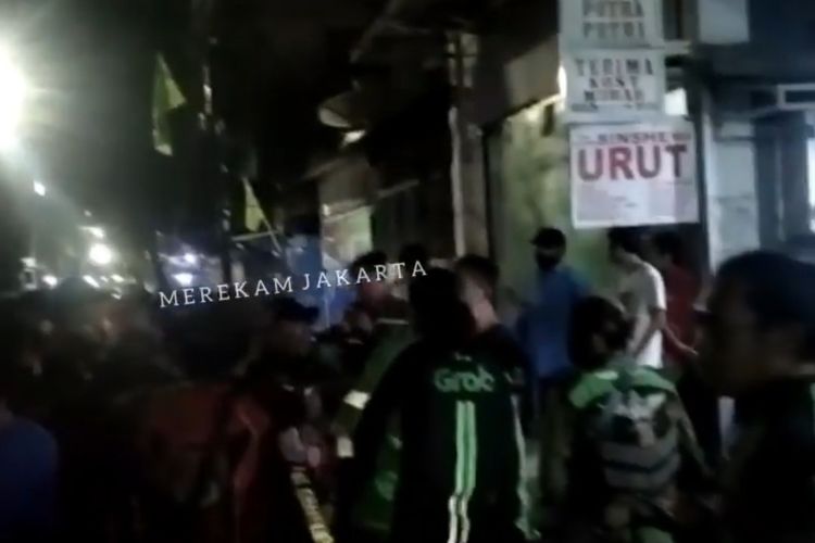 Tangkapan layar akun @merekamjakarta sejumlah sopir ojol mendatangi lokasi kejadian dipukulnya seorang sopir ojol berinisial RR lantaran salah masuk indekos