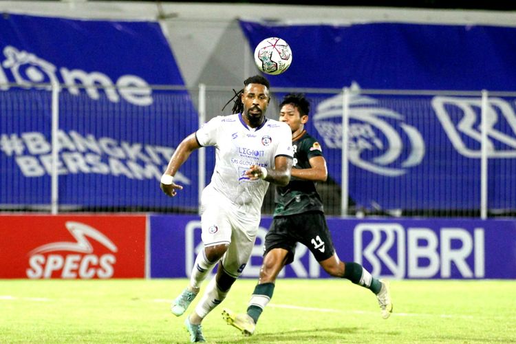 Aksi penyerang Arema FC, Carlos Fortes, pada laga lanjutan Liga 1 2021-2022 kontra Persikabo di Stadion Kompyang Sujana, Denpasar, Bali, pada Kamis (24/3/2022).