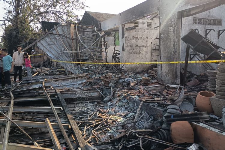 Kebakaran SPBE Cimuning Bekasi Padam, Warga Datangi Bangunan yang Hangus Terbakar